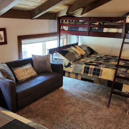 3 Min to SHARC with 8 Passes! Private Hot Tub, Quite Cul-de-sac w/ PS4 & BBQ