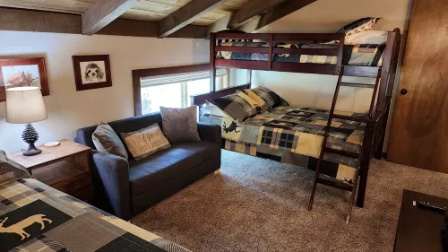 3 Min to SHARC with 8 Passes! Private Hot Tub, Quite Cul-de-sac w/ PS4 & BBQ - 2-Star