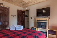 Midtown Hideaway- Cozy A-Frame Cabin with canyon views - شاليه