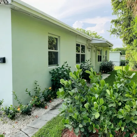 Lovely 2 - Bedroom Rental Unit Near the Beach