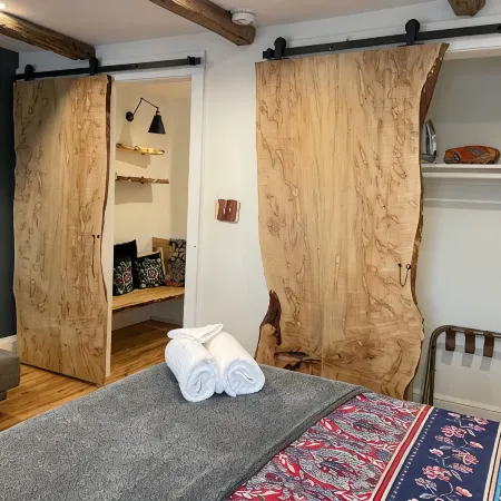 Row-home 3min drive to Central Market,Office,Patio w/ Fire Pit, Artistic Accents