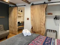 Row-home 3min drive to Central Market,Office,Patio w/ Fire Pit, Artistic Accents