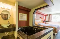 Bay City Inn - Hot Tub