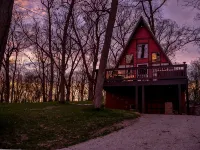 Cozy 2-bedroom Aframe in charming Lake Geneva with a hot tub and fireplace Hotels in Como