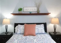 The Sunflower Home- Game Room & Hot Tub! Pet Friendly: Dogs & Cats Are Welcome! - 4-Star