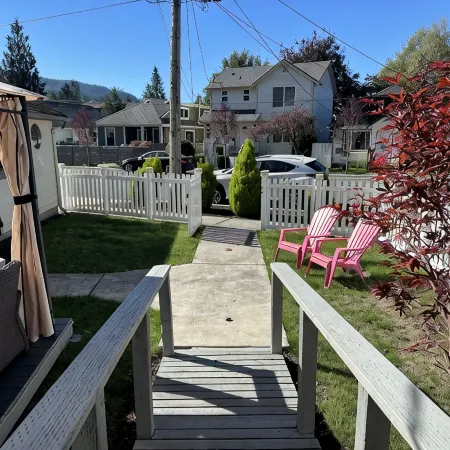 Downtown Snoqualmie Home - Hot Tub, Fully Fenced Yard - Pet Friendly!