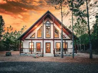 Romantic Couples Cabin minutes from Casino Excitement & Lakeside Serenity โรงแรมในโบรคเกนโบว์
