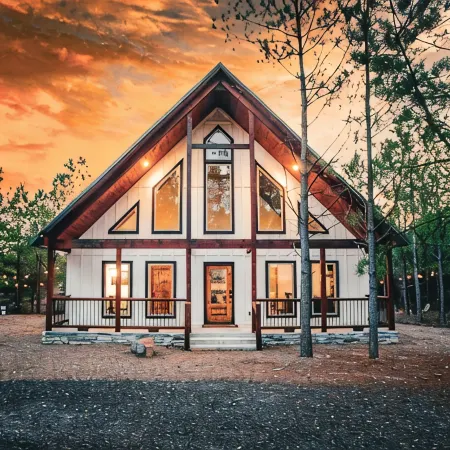 Romantic Couples Cabin minutes from Casino Excitement & Lakeside Serenity