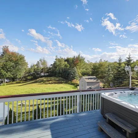 Stunning Lakefront, 1 King, 3 Queens, 3 Double Beds