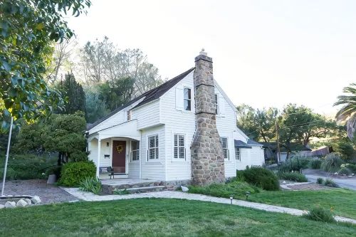 Charming Downtown Home with Wine Nearby. Pet Friendly!! - 방갈로