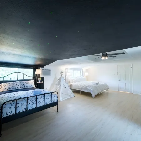 New Remodel/5 Rooms/3Full bathrooms/6TVs/3Kings3Queens/Baby/Dog friendly
