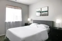 Newly Renovated Mid-Modern Townhome Central Twin Falls - 4-نجوم