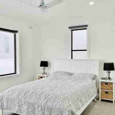 6 Lake st, 4 bedroom , 3 bathroom, 4 toilets, kitchen upstairs and downstairs Rooms