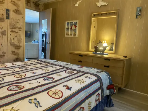 Cozy Ocean-Block and Centrally Located Condo with a Balcony - Homestays