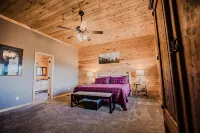 5 Min to Downtown-Hot Tub-Theater Room-Game Room w/Pool Table-Pets-Sleeps 12 - Wi-Fi