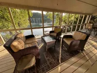 Warluskee Luxury Lakefront Cottage w/ Hot Tub - 4성급