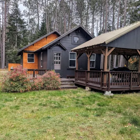 Wilderness Retreat 3-bedroom cabin in Eustis, Maine