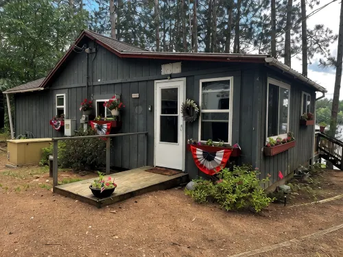 Cozy vintage cabin on a private lake in the Northwoods. - Chalets