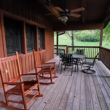 Lakeview Lounge. 3 bedroom cabin surrounded by national forest.