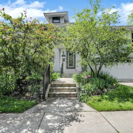 4 Mins to Notre Dame! Game Room, Grill, Fire Pit! Family-Sized Historic Home