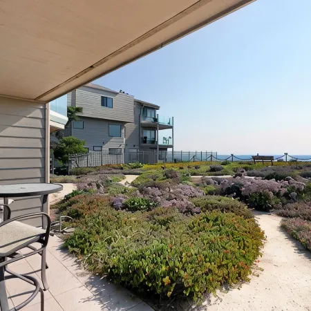 High End Oceanfront Home, a 2 min walk to Beach, Shops, Dining & More in Solana