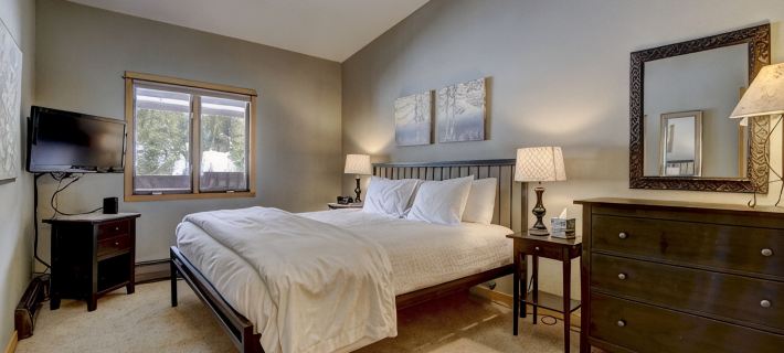 Cozy ski in , heated pool, on golf course, mtn view, tubing, king bed, garage Hotels in Copper Mountain