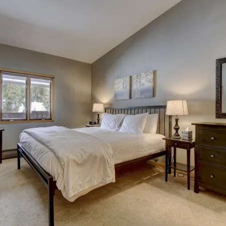 Cozy ski in , heated pool, on golf course, mtn view, tubing, king bed, garage