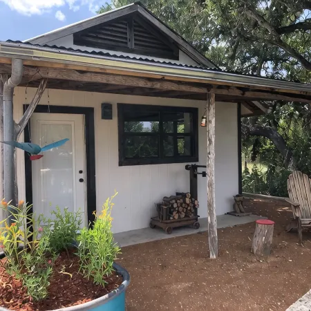 Quiet Studio located on 110 acre ranch with walking trails