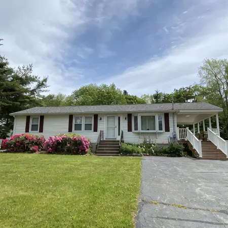 Cozy 3 bedroom house with large covered porch just steps from downtown BBH.
