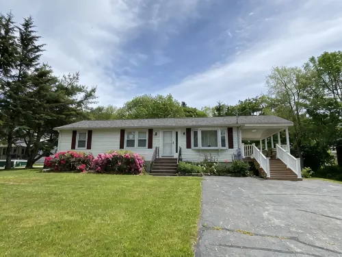 Cozy 3 bedroom house with large covered porch just steps from downtown BBH. - 3-نجوم