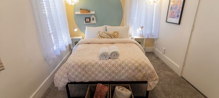 Modern & Private-Outdoor Theatre, A/C, King Bed Hotels in Williams