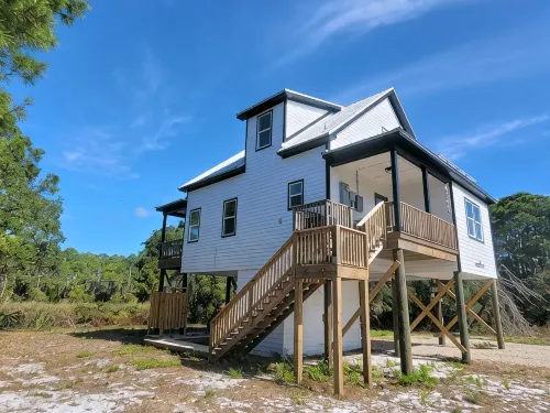 New modern home, 3 minute walk to the beach, on bike trail, full RV hookup - 4-Star