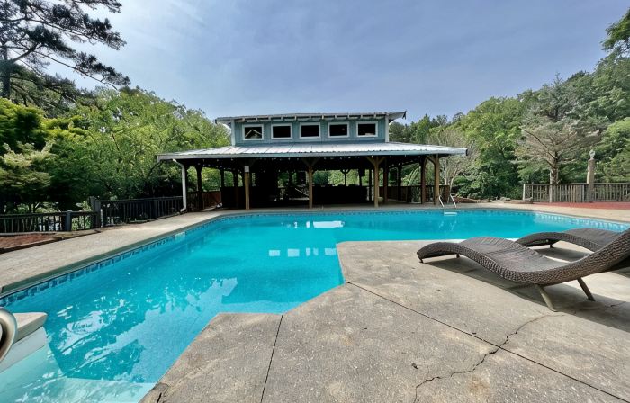 Château Resort on Lake with Pool