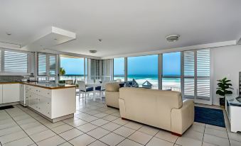 Golden Sands on the Beach - Absolute Beachfront Apartments