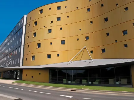 Standing Hotel Suites by Actisource Отели рядом с достопримечательностью «Парк Мэри»