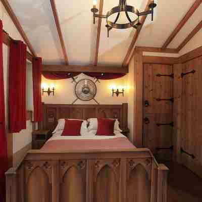 Warwick Castle Hotel & Knight's Village Rooms