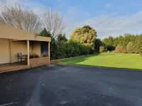 Tower Motor Inn - parking