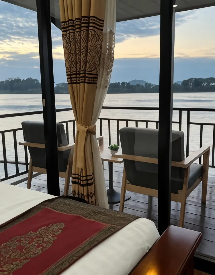 ห้องดีลักซ์ เตียงใหญ่ 1 เตียง