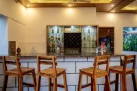 La Vaiencia Beach Resort, Morjim Beach - bar