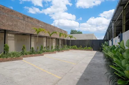 RedDoorz @ Klaten City Отели в г. Ceper