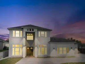 Newly Built Stylish Retreat with Designer Kitchen - Near Park & Beach