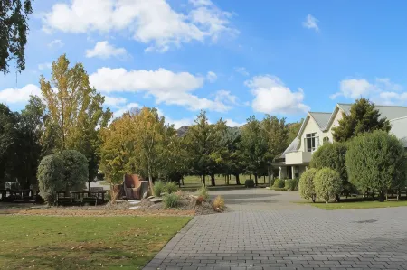 Colonial Manor Motel