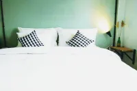 I-DNA PhanatNikhom Hometel Hotel in zona Wat Ban Chang