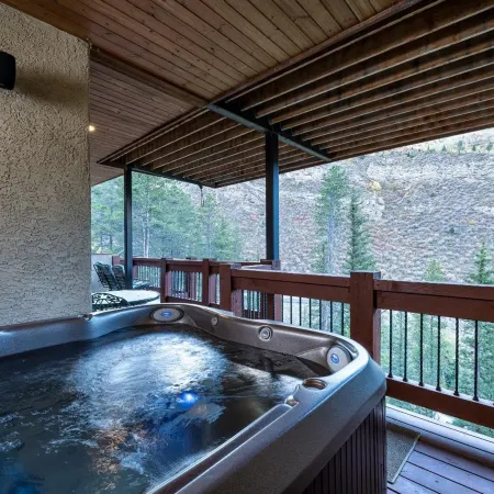 Valley Views, Hot Tub and Parking Included