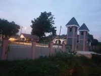 Mri Residence - Homestay in Sg Buloh with Swimming Pool - No Pork&Alcohol Allowed فنادق في Ijok