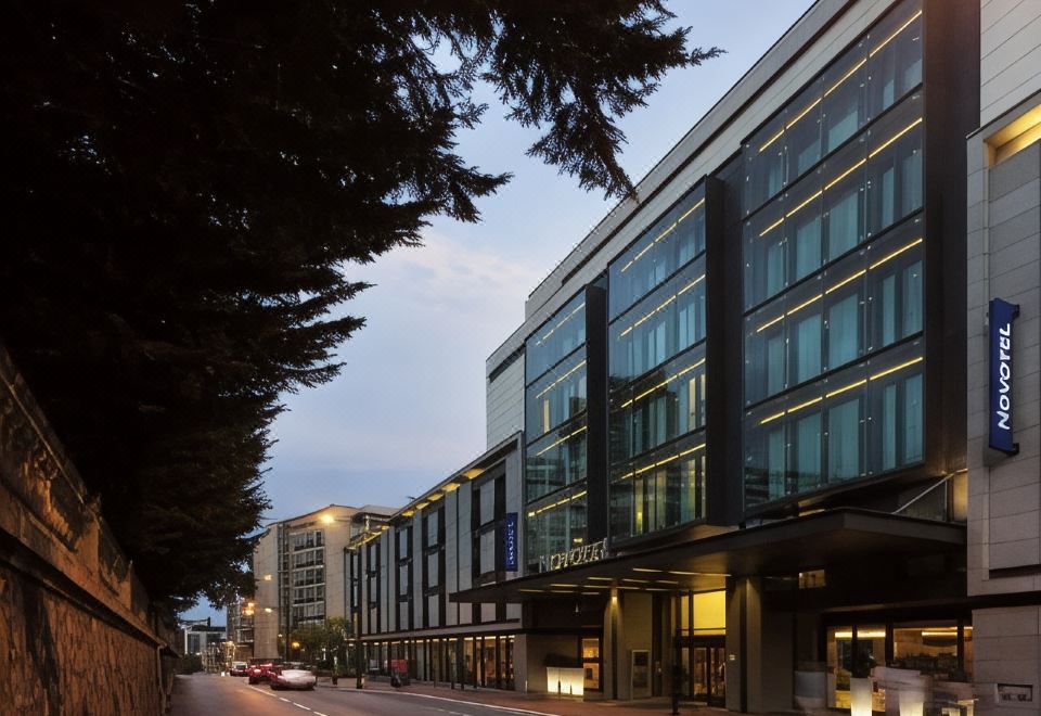 노보텔 몬테-카를로의 야외 수영장 및 휴식 공간