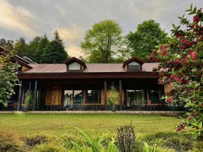 Malachite Manor Hotels near Pucketty Farm