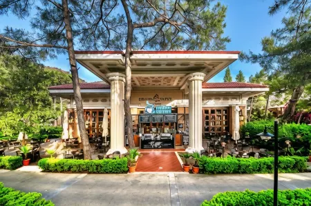 Grand Yazici Club Turban Termal Отели рядом с достопримечательностью «Аквапарк AquaDream»