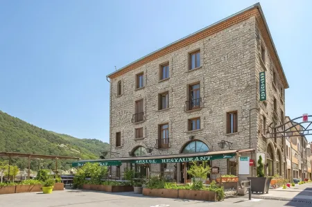 Hôtel de la Citadelle Отели в г. Шато-Арну-Сент-Обан