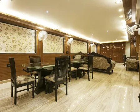 Wood Castle Grand Отели рядом с достопримечательностью «NIMS Institute»